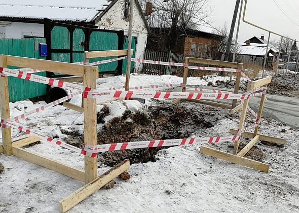 Вокруг котлована, в котором погибла волчанская пенсионерка, построили ограждение и натянули ленты 