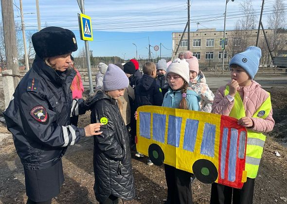 «Шагающий автобус»: ученики школы №28 прошли маршрут от школы до перехода и обратно