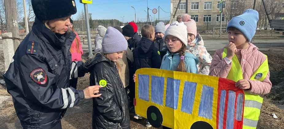 «Шагающий автобус»: ученики школы №28 прошли маршрут от школы до перехода и обратно