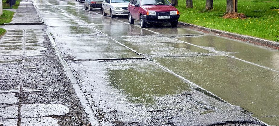 На улице Коммунальной срезали арматуру в дорожном полотне
