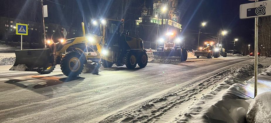 Дороги в пригородах чистят от снега. На центральные техника выйдет вечером