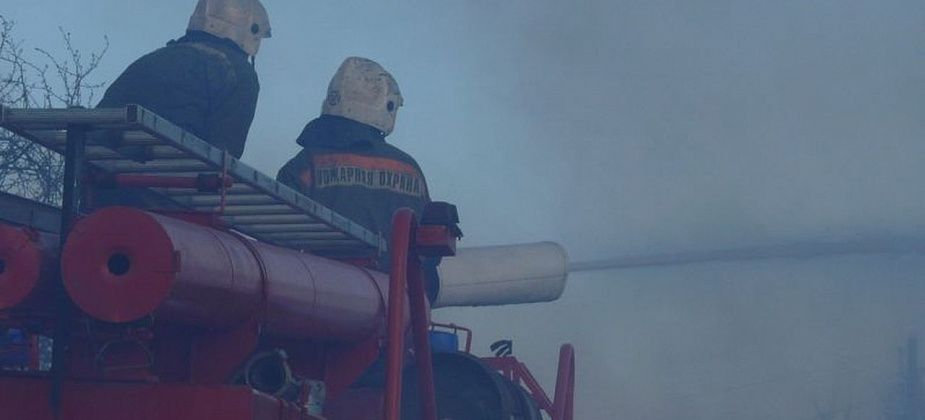 В Краснотурьинске бдительность прохожих спасла дом от пожара, но баня сгорела