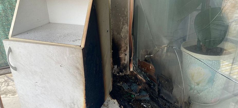 Жильцов, у которых горел балкон, разбудили пожарные