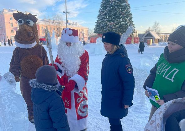 Автоинспекторы и ЮИД провели акцию в ледовом городке