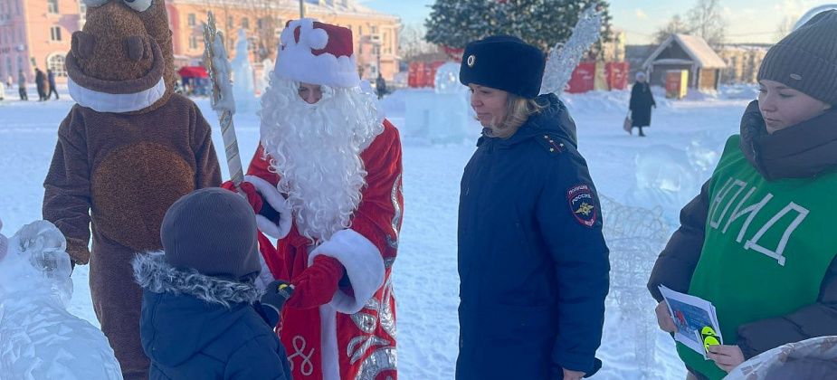 Автоинспекторы и ЮИД провели акцию в ледовом городке