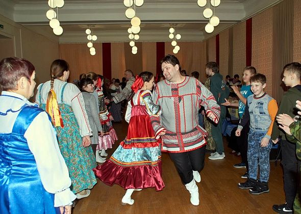 В Краснотурьинске провели Масляничную вечору: горожан ждали игры, танцы и молодецкие забавы