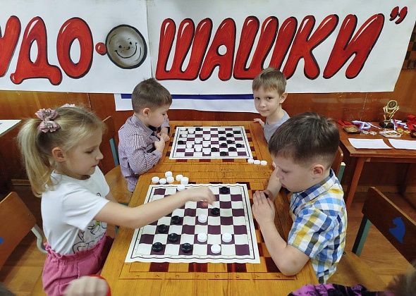 Дошколята сразились в шашки