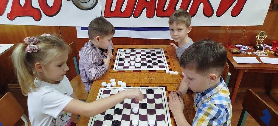 Дошколята сразились в шашки