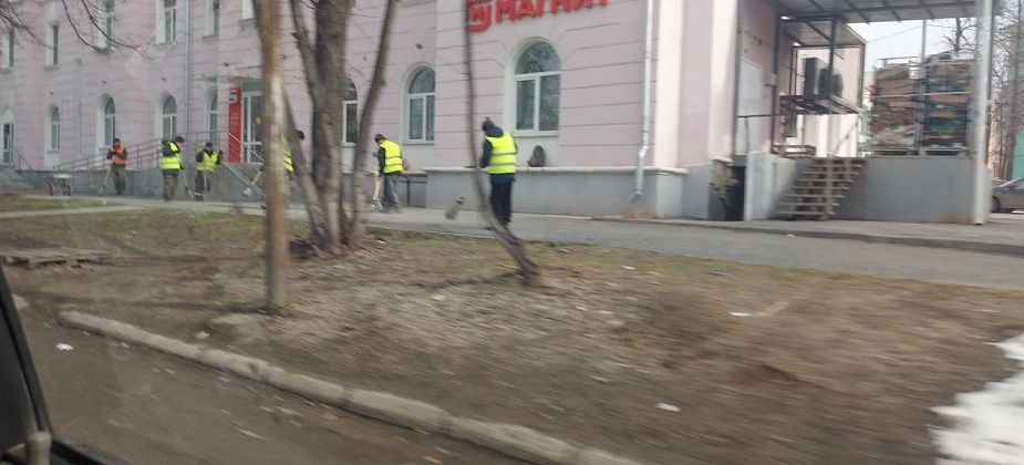 После зимы начали подметать тротуары 