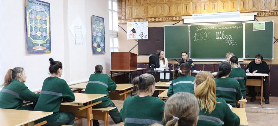 10 осужденных краснотурьинской колонии получили профессию швеи