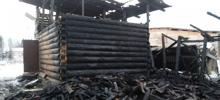В поселке Прибрежный сгорели баня и дровяник. Хозяину еще повезло 