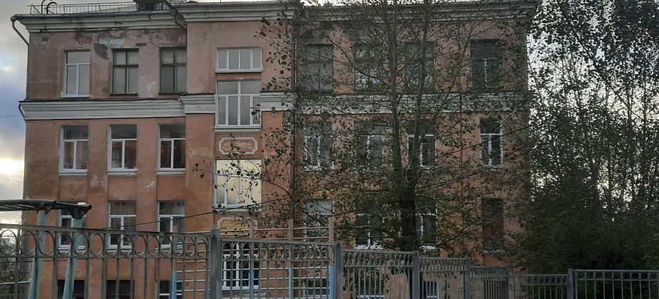 К фасаду школы №32 обещали вернуться в апреле-мае 