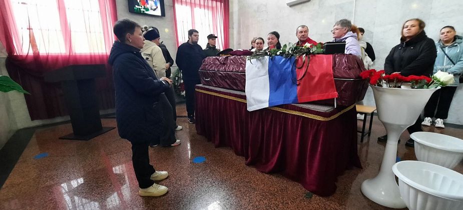 «Снова подписал контракт»: похоронили погибшего на СВО Максима Колокольникова