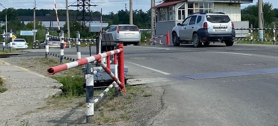 На улице в поселке Малая Лимка осветят дорогу и сделают тротуар. Так решил суд
