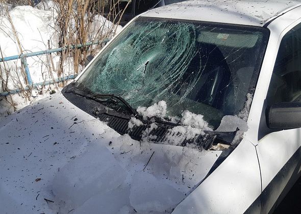 С домов начал сходить снег: страдают машины, глыба льда чуть не рухнула на парня