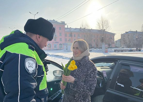 Сотрудники ГАИ провели акцию к 8 Марта. Подарили около 50 букетиков
