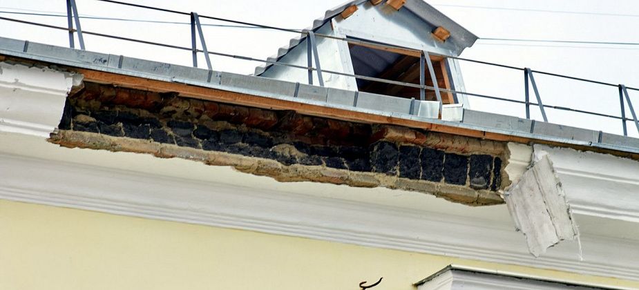 «П....ой». В центре Краснотурьинска обрушилась часть фасада дома, который недавно отремонтировали