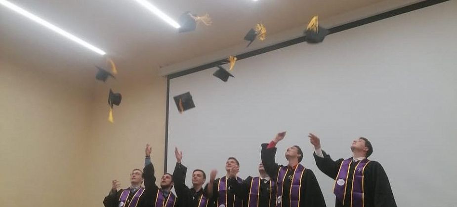 В филиале УрФУ выпустили инженеров после четырехлетнего перерыва