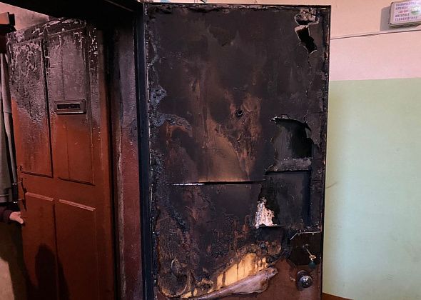 Из-за неосторожного обращения с огнем погорела дверь квартиры