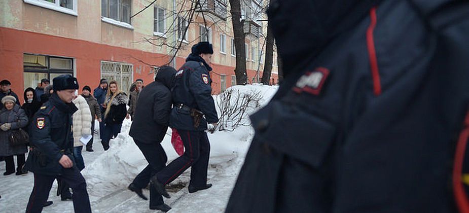 В Краснотурьинске осудили трех североуральцев, которые ограбили пенсионера и сожгли его машину