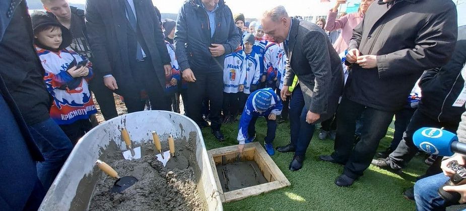 На стройке «ледового дворца» заложили первый блок с монетами. На счастье 