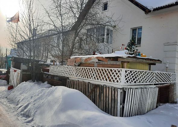 Владелец незаконного пристроя, в котором он держал собак, был арестован на трое суток