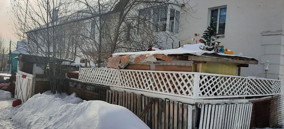 Владелец незаконного пристроя, в котором он держал собак, был арестован на трое суток