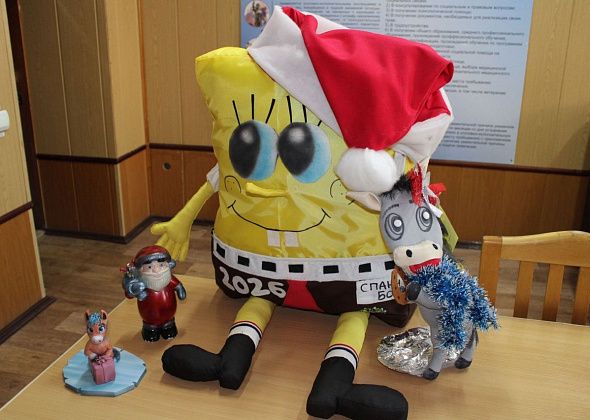 Осужденные ИК-3 изготовили новогодние игрушки для воспитанников детского дома