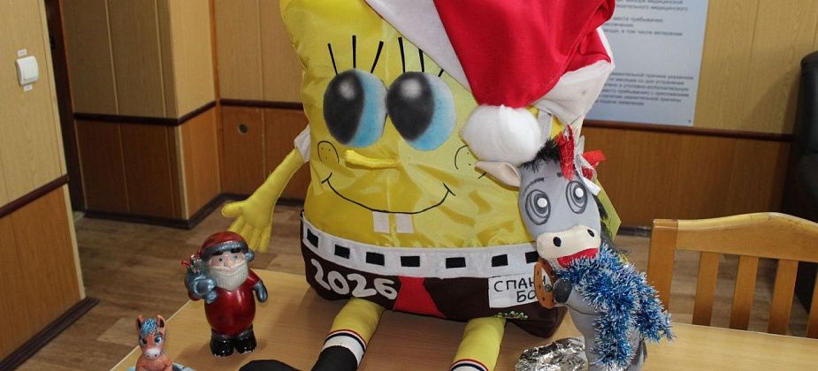 Осужденные ИК-3 изготовили новогодние игрушки для воспитанников детского дома