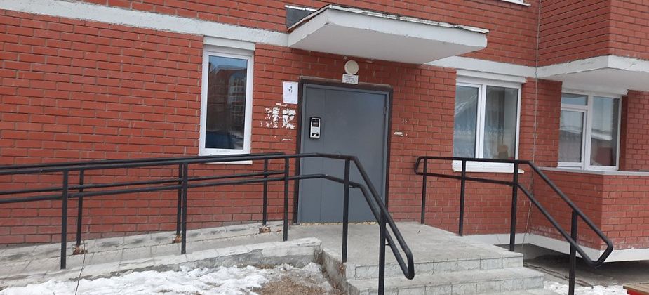 «Бабушке приходится бегать со второго этажа». Пожаловались на работу «умного» домофона