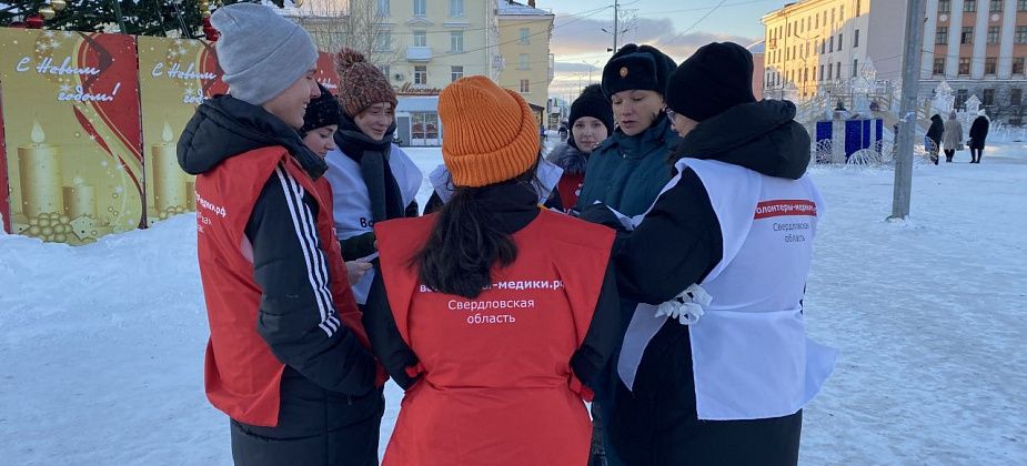 "Волонтеры-медики" напомнили прохожим о правилах пожарной безопасности в новогодние праздники