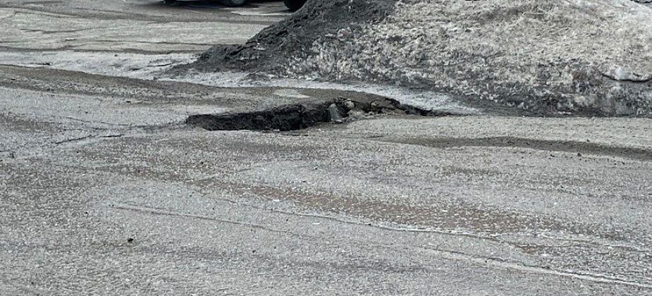 В Краснотурьинске провалилась дорога