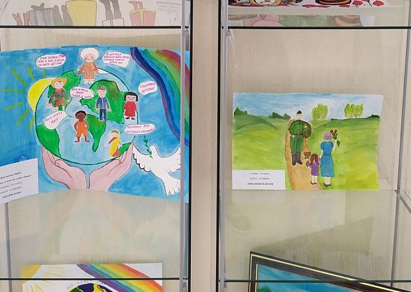 В суде открылась выставка детских рисунков против войны 