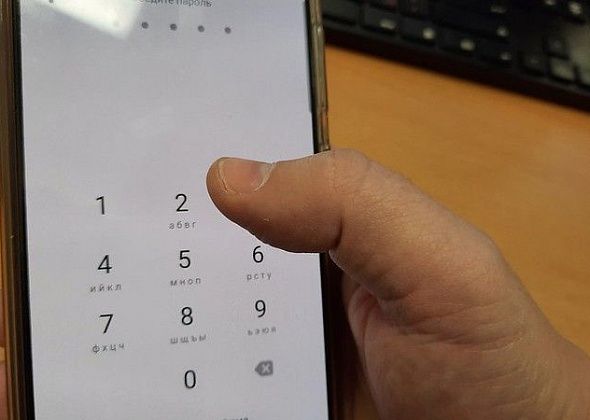 Карпинец похитил у горожанина 8 тысяч рублей с карточки, воспользовавшись мобильным банком в потерянном телефоне