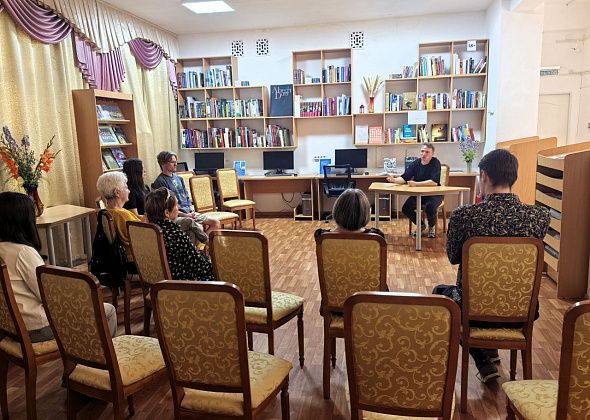 В библиотеке открылась фотовыставка Юрия Бочкарева «Цветы и пейзажи»