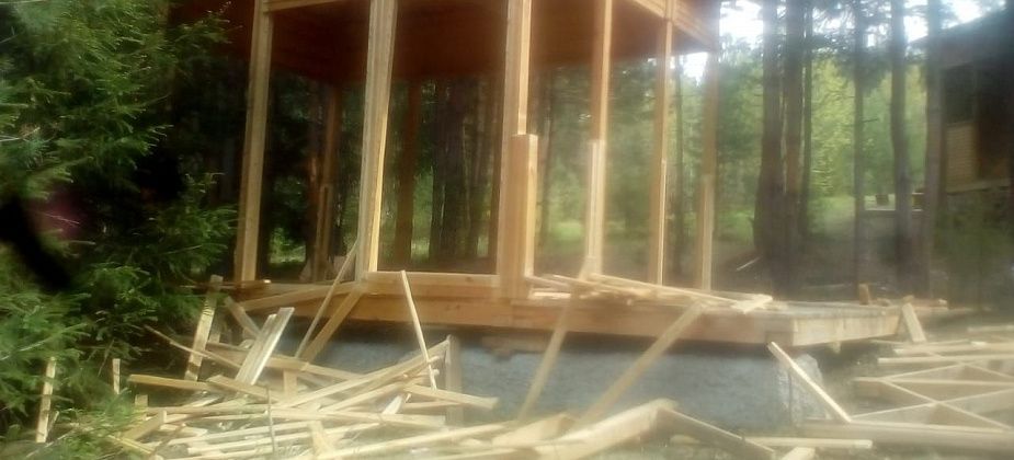 Вандалы разрушили одну из беседок возле лыжной базы
