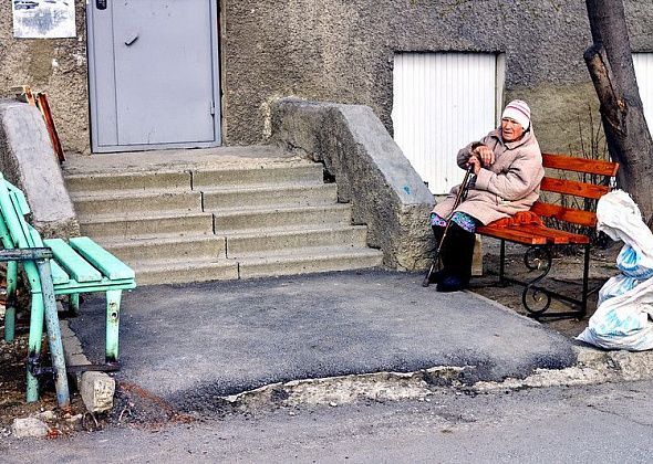 Для 91-летней горожанки установили две скамейки. До этого она сидела на бетонном парапете