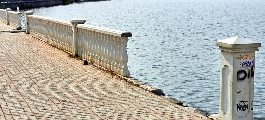 Злоумышленниками, разрушившими балюстраду на Водной, займется полиция
