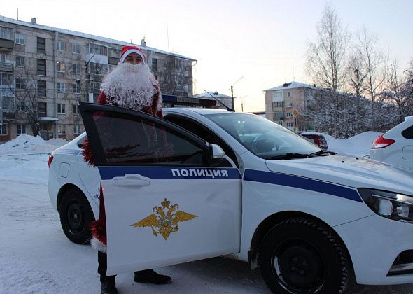 Полицейский Дед Мороз поздравил детей участников СВО с наступающим Новым годом