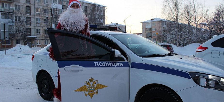 Полицейский Дед Мороз поздравил детей участников СВО с наступающим Новым годом
