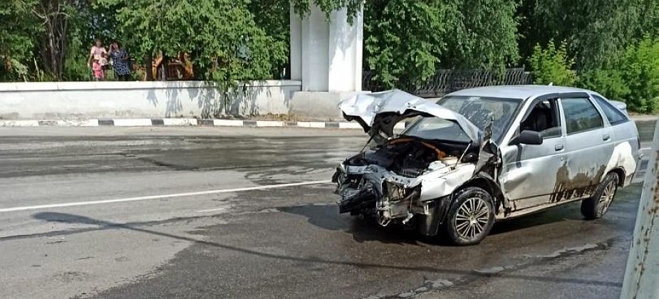 ВАЗ врезался в опору освещения на Октябрьской из-за того, что водителю стало плохо