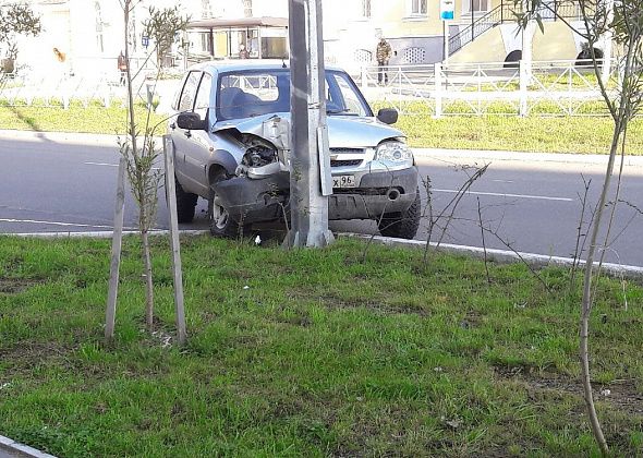 На улице Ленина «Шевроле-Нива» врезалась в столб после того, как водителю стало плохо 