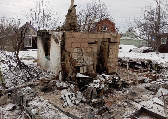 В Краснотурьинске сгорела дача. Возможно, из-за поджога. Пострадал и соседний участок