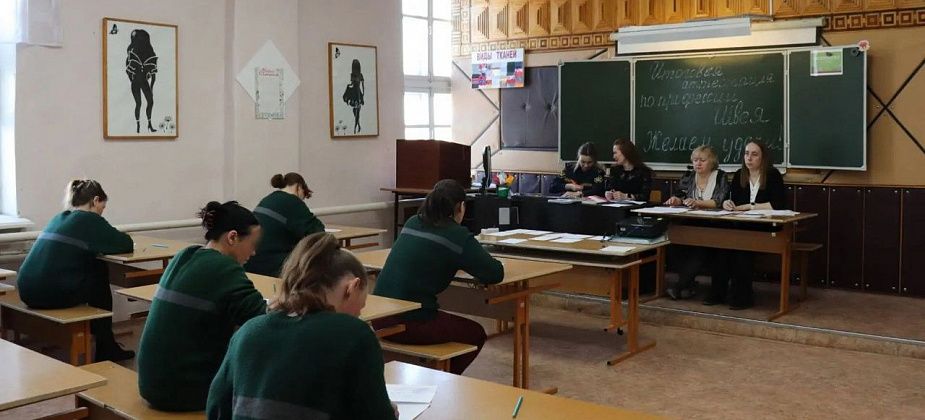 В ИК-16 Краснотурьинска 14 осужденных женщин получили профессию швеи