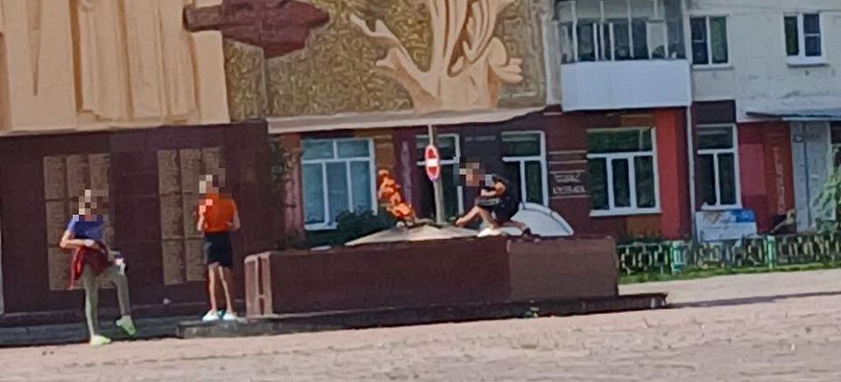 Дети жгли цветы на Вечном огне  