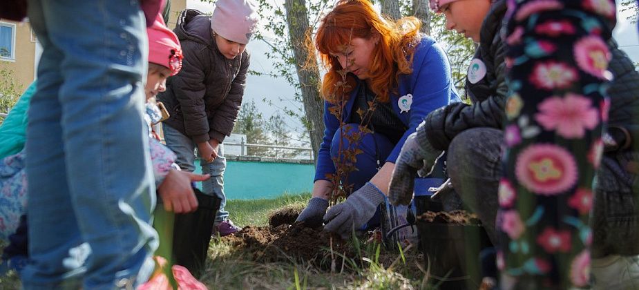 Более 130 горожан поучаствовали в акции по высадке кустарников в парке влюбленных