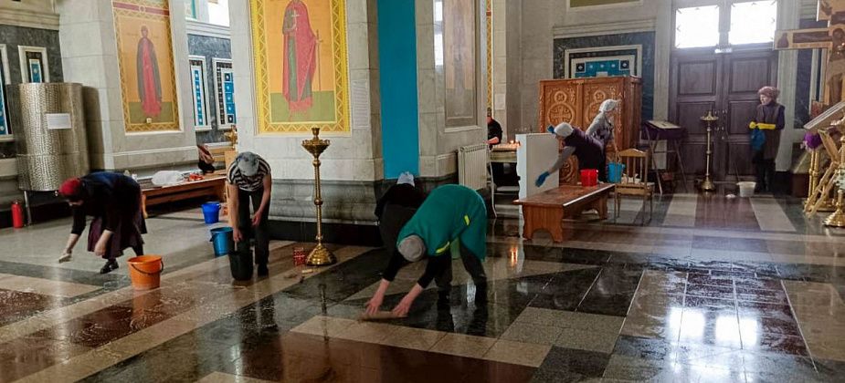 К Пасхе православные провели уборку в соборе
