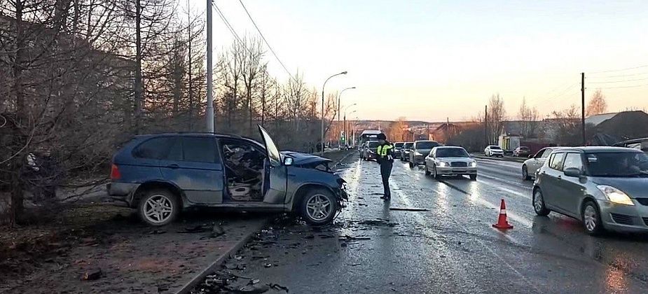 Водитель с признаками опьянения спровоцировал массовое ДТП в Екатеринбурге. Погибла женщина, ее полуторагодовалый сын в коме