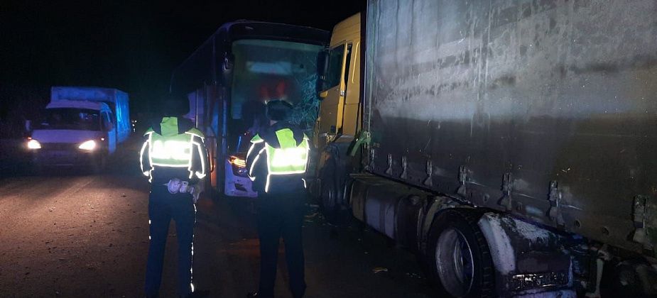 На Серовском тракте автобус с 31 пассажиром врезался в "Ман"