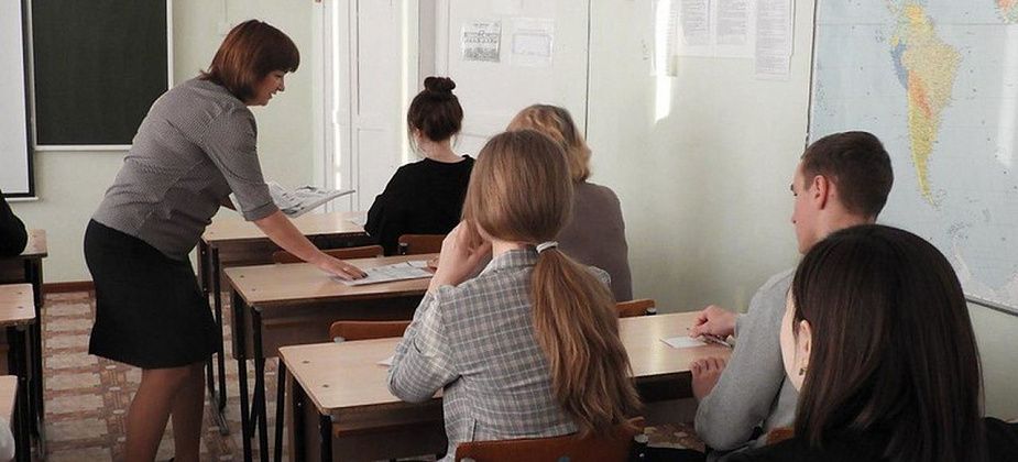 Девятиклассники тренировались в экзамене по математике. Скоро тренировка по русскому языку